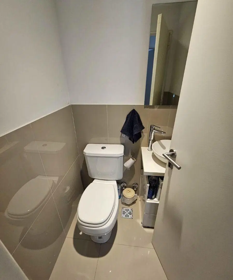 Hermoso departamento con gran Balcón Baño y Toilette 2