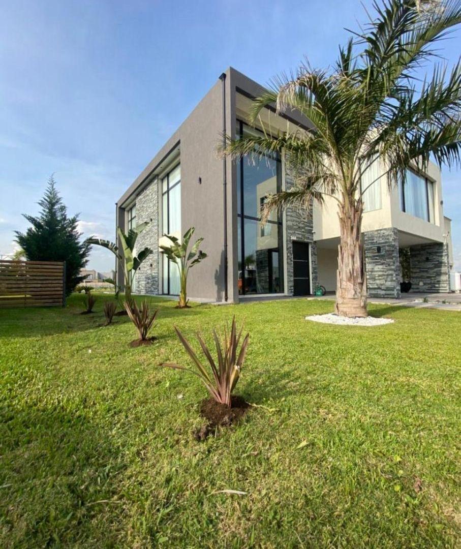 Propiedad de categoría sobre lote de 974 mts en venta en Lagos de Canning
