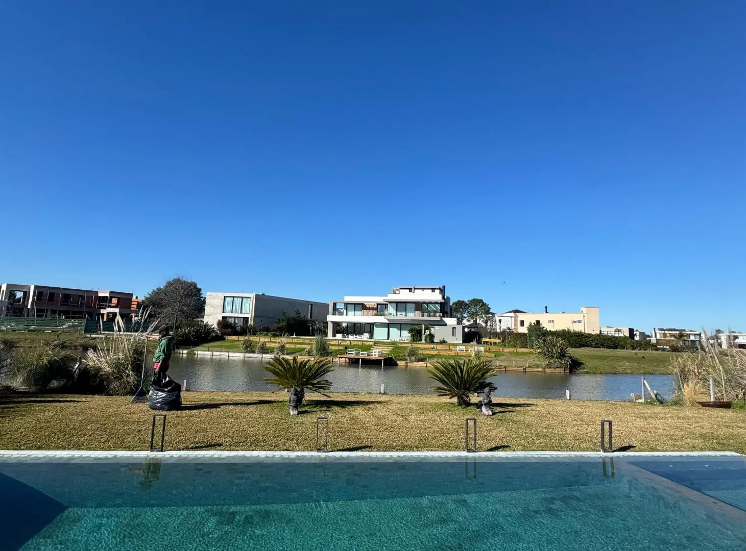 Moderna Casa de Diseño Contemporáneo con Detalles Premium en Terralagos Canning 8