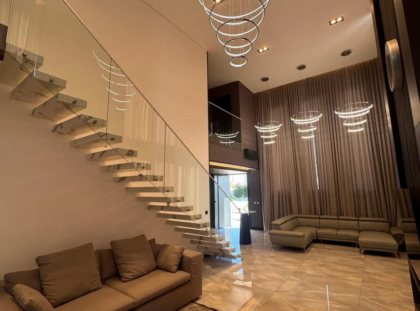 Moderna Casa de Diseño Contemporáneo con Detalles Premium en Terralagos Canning 5