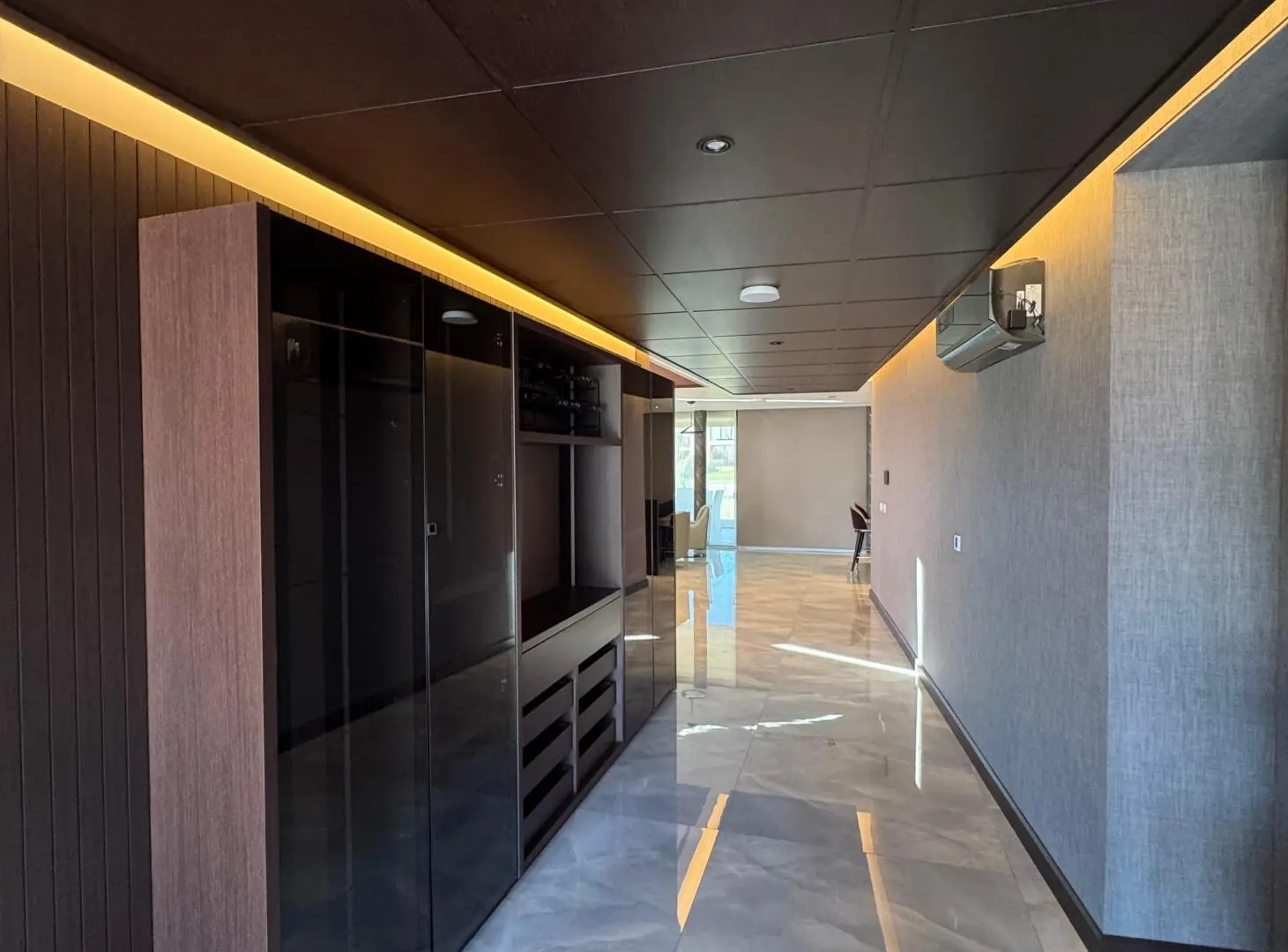 Moderna Casa de Diseño Contemporáneo con Detalles Premium en Terralagos Canning 3