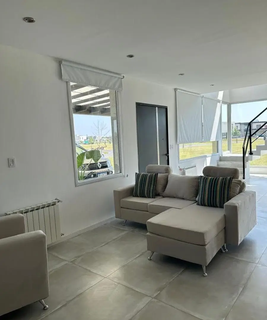 Casa en alquiler anual en Barrio Privado Terralagos Canning 2