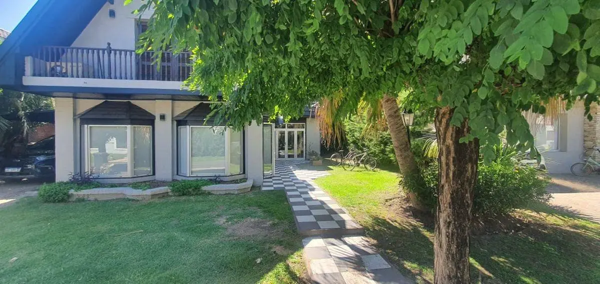 Casa en alquiler c/ cochera en El Sosiego 1