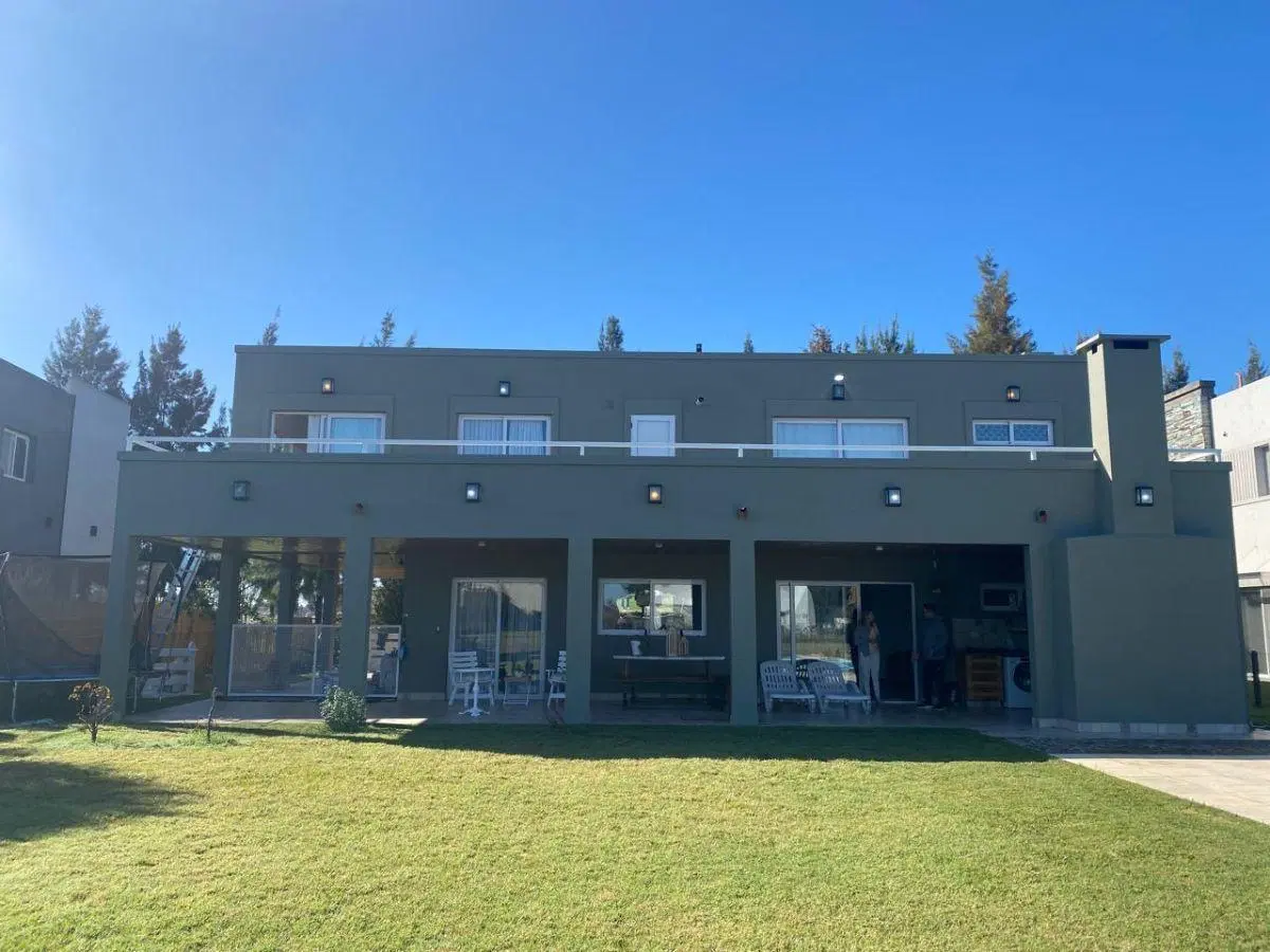 Casa en alquiler c/ cochera en Barrio Naútico El Principado Canning 2