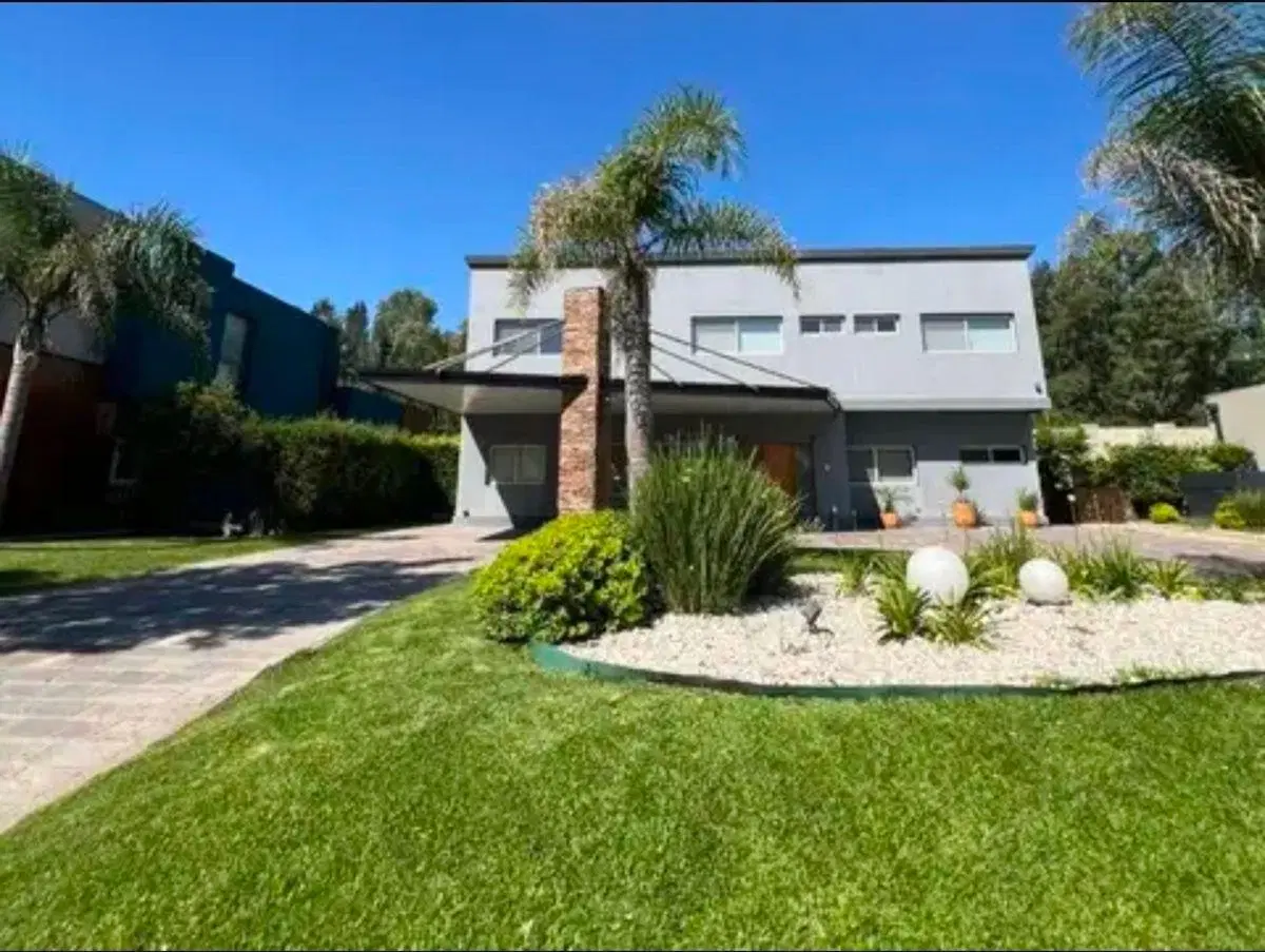 Exclusiva casa en alquiler en Barrio Privado Terralagos 3