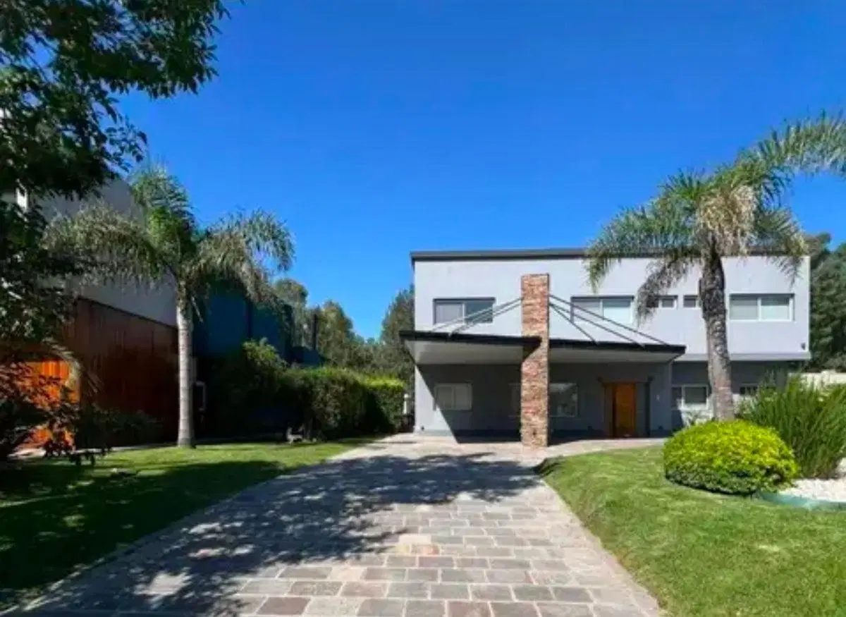 Exclusiva casa en alquiler en Barrio Privado Terralagos 5