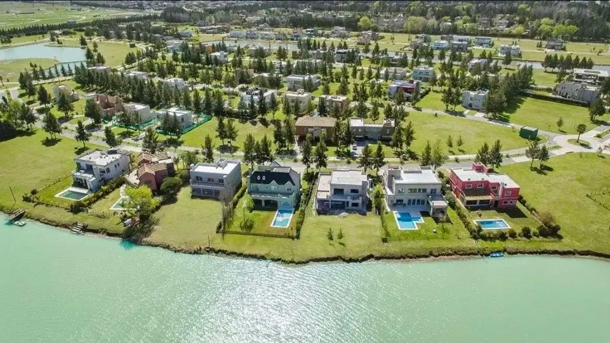 Lote a la laguna en venta de 680m2 ubicado en Principado Canning 2