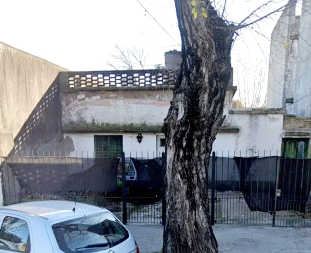 Venta Casa A Reciclar O Ideal Desarrollo-constructor sobre Larroque Banfield 4