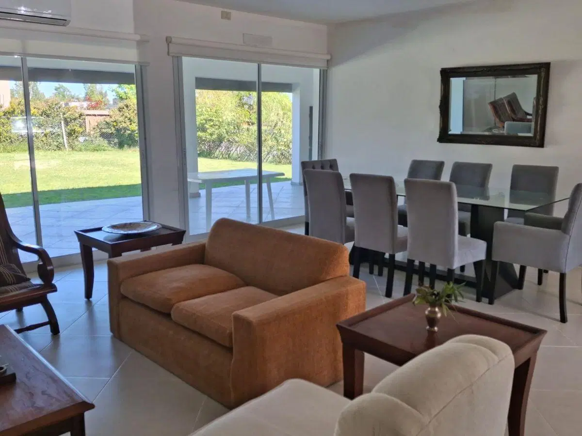 Casa en alquiler c/ cochera en Santa Juana Canning 5