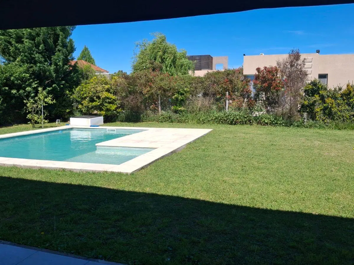 Casa en alquiler c/ cochera en Santa Juana Canning 2