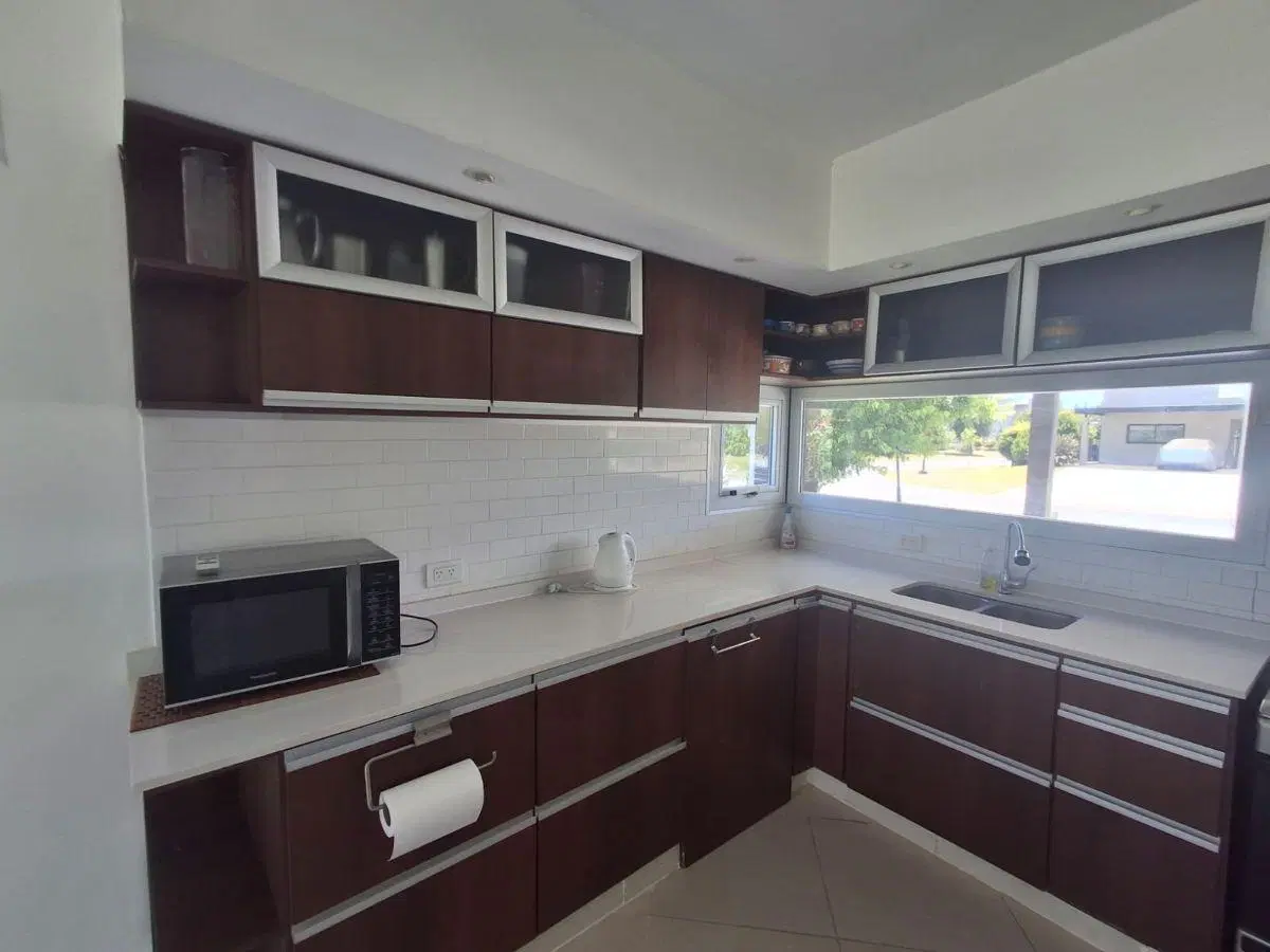 Casa en alquiler c/ cochera en Santa Juana Canning 8