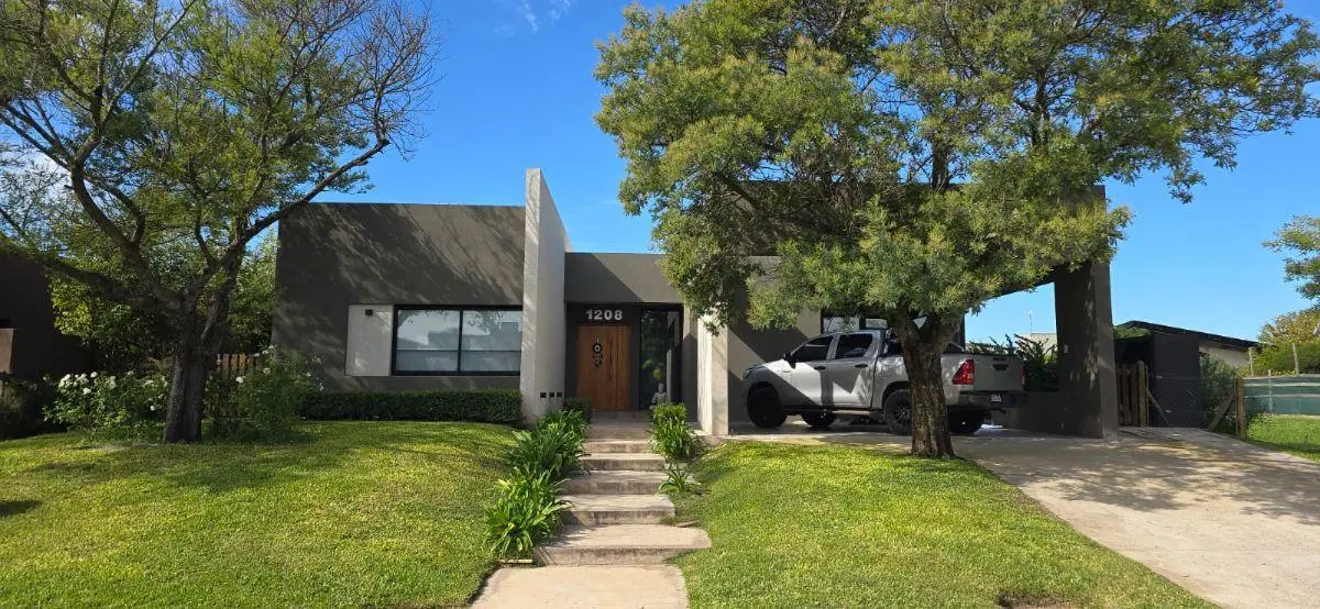 Casa en venta c/ cochera en Santa Rita 3