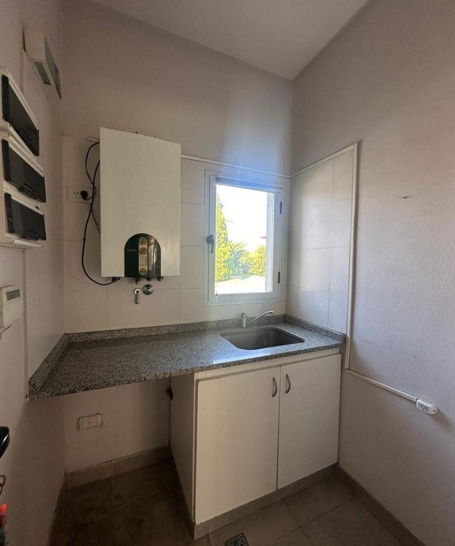 Foto de Casa en alquiler de 3 dormitorios c/ cochera en El Centauro, imagen 1