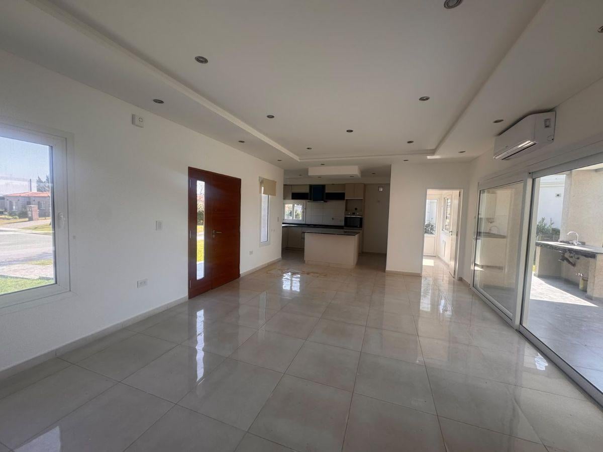Foto de Casa en venta en Barrio Santa Inés, Canning, imagen 1