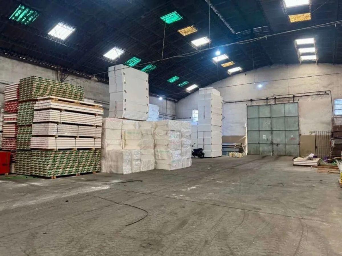 Foto de GALPÓN INDUSTRIAL DE 1.375 m² CON SALIDA A DOS CALLES – LA TABLADA, imagen 2