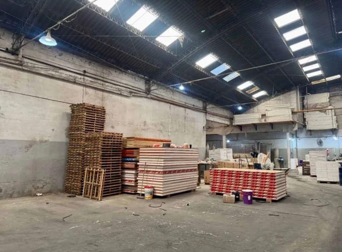 Foto de GALPÓN INDUSTRIAL DE 1.375 m² CON SALIDA A DOS CALLES – LA TABLADA, imagen 4