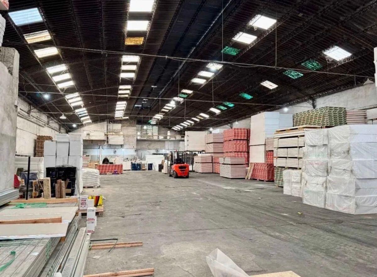 Foto de GALPÓN INDUSTRIAL DE 1.375 m² CON SALIDA A DOS CALLES – LA TABLADA, imagen 1