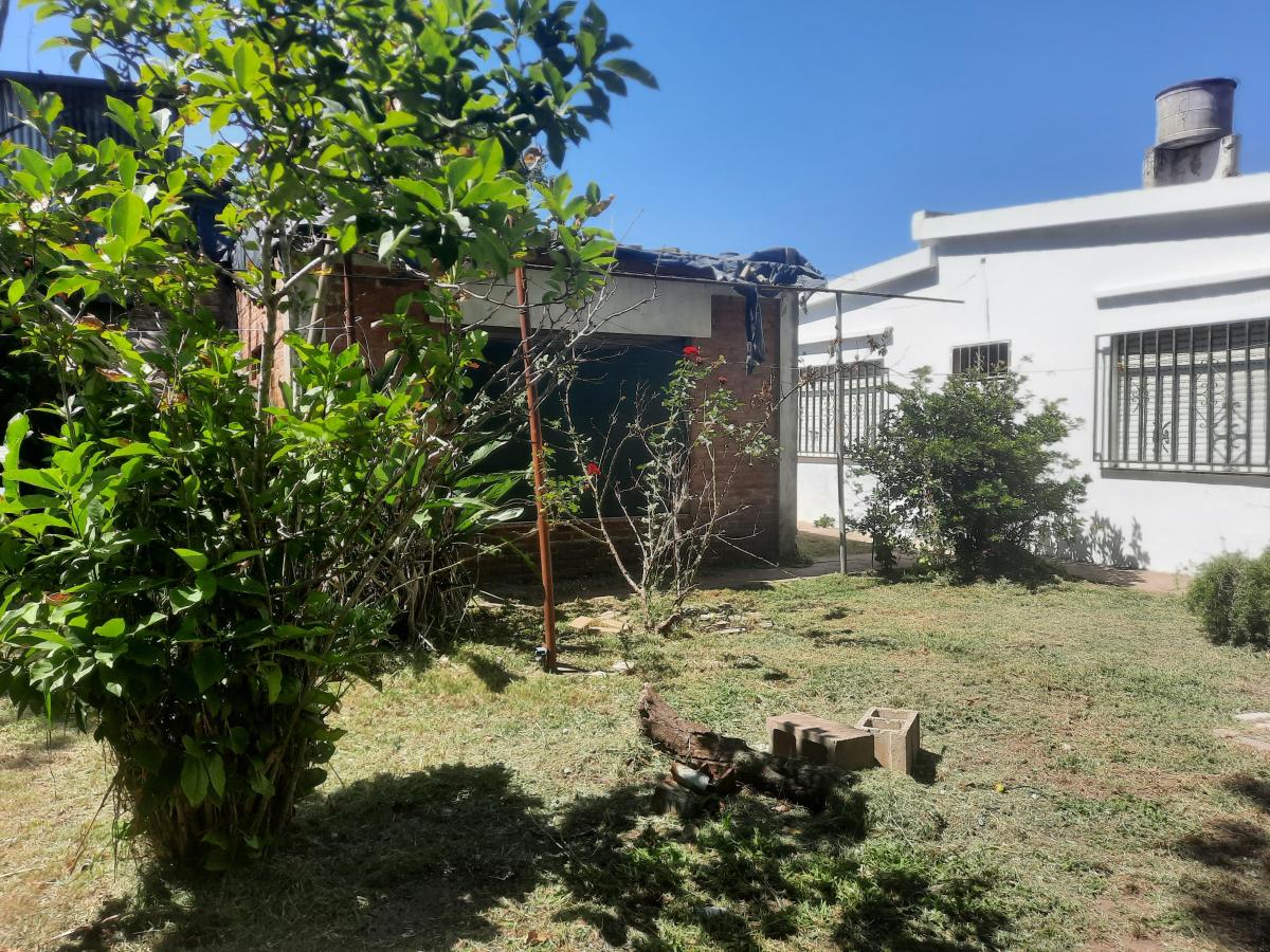 Foto de CASA 2 DORMITORIOS, COCHERAS, QUINCHO, PATIO JARDIN PÉREZ, imagen 4