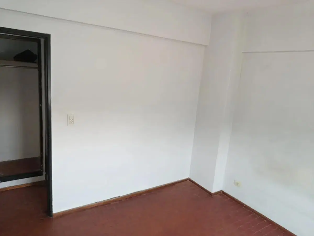 Departamento 2 Ambientes A 150 Metros De Av. Hipólito Irigoyen 3