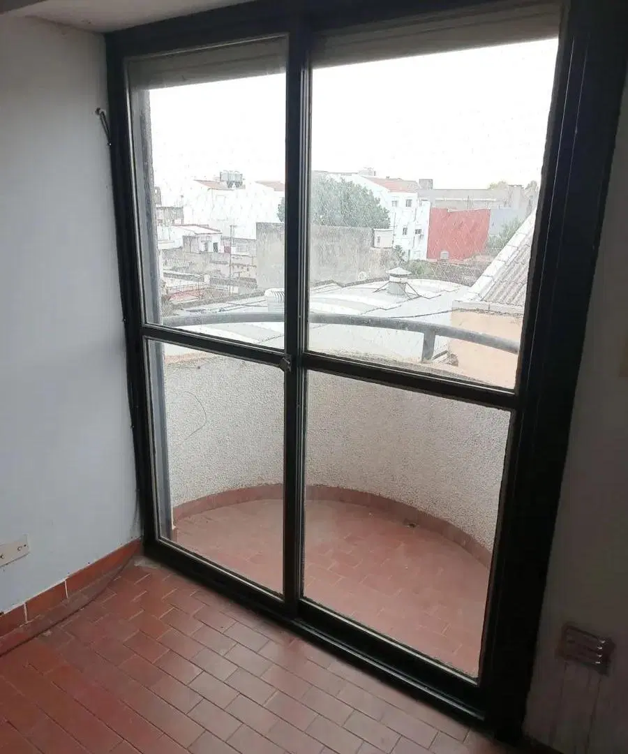 Departamento 2 Ambientes A 150 Metros De Av. Hipólito Irigoyen 4