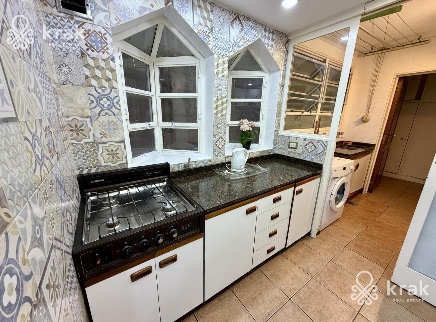 Departamento de categoria en el barrio de Recoleta al frente, buena vista, dependencia de servicio