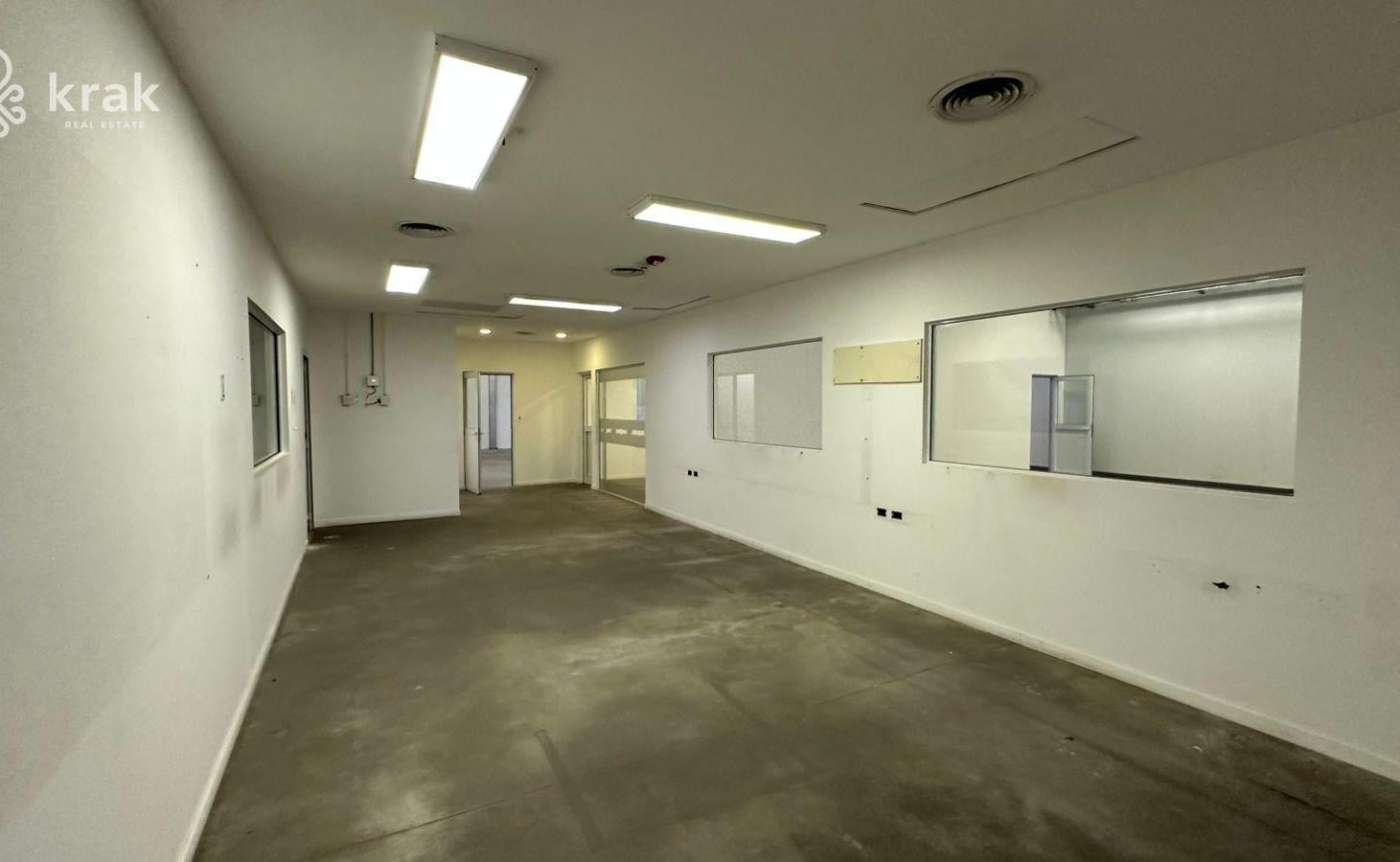 Foto de Excelente nave industrial en alquiler con oficinas en parque industrial, imagen 2