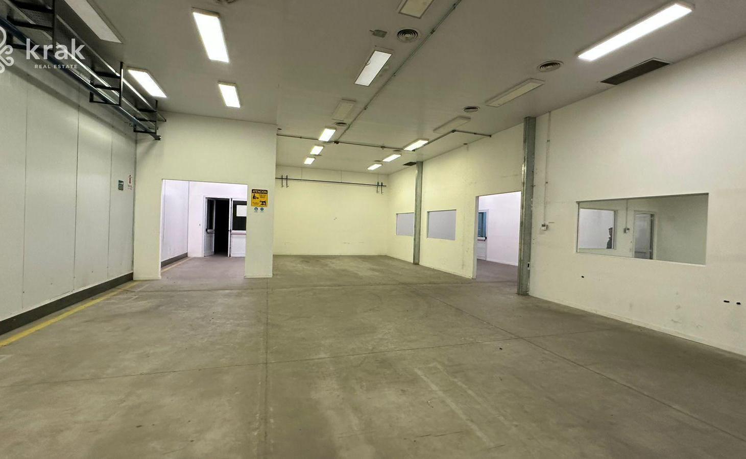 Foto de Excelente nave industrial en alquiler con oficinas en parque industrial, imagen 3