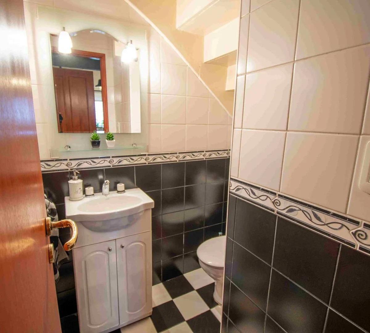 Hermosa Casa Familiar Apta Crédito 4 Dorm. Barrio Azcuénaga, Pegada a Echesortu. 2