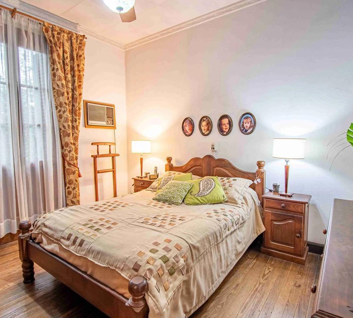 Hermosa Casa Familiar Apta Crédito 4 Dorm. Barrio Azcuénaga, Pegada a Echesortu. 4