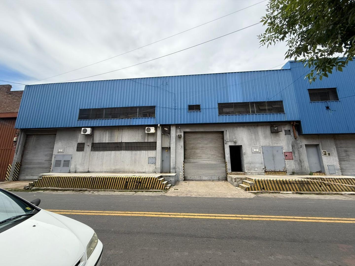 Galpón en la boca Venta 2000 metros.-