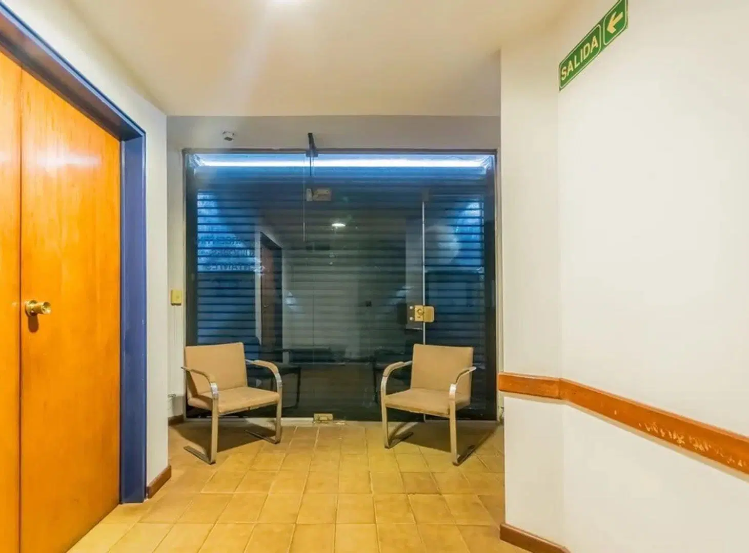Oficinas, local, salones, cochera para 10 autos. 3