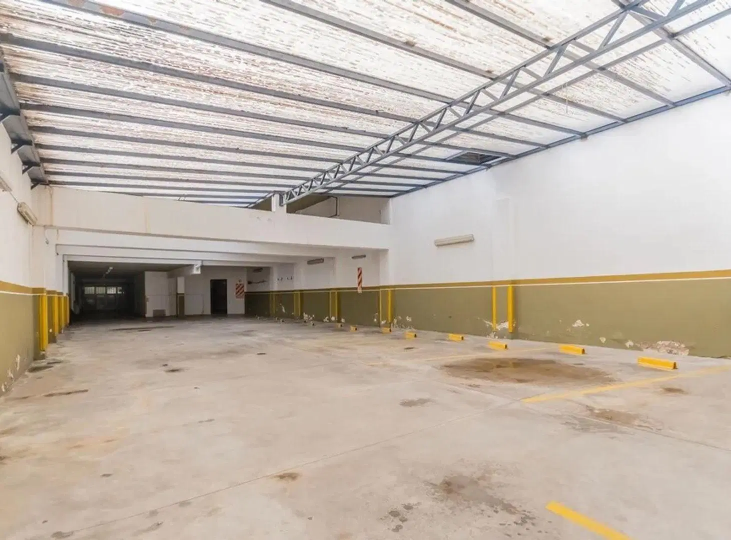Oficinas, local, salones, cochera para 10 autos. 5