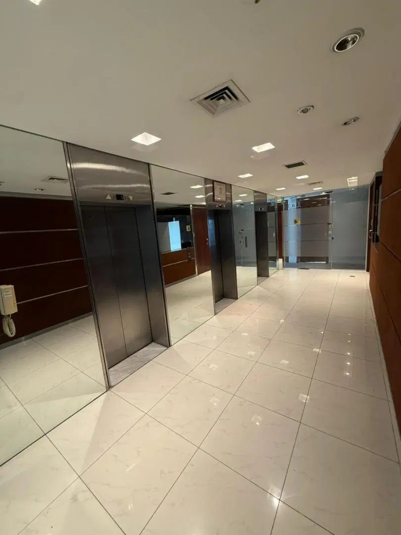Piso completo de oficina total 430 mts 2  y 4 cocheras 2