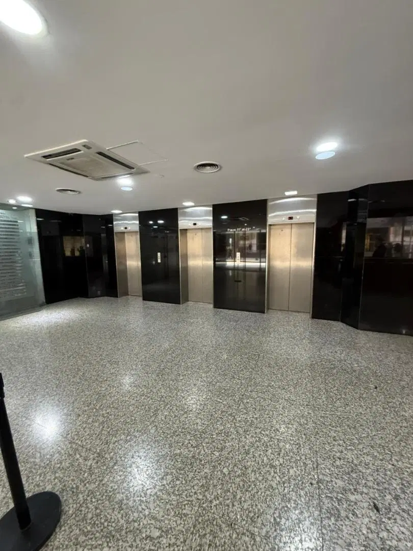 Piso completo de oficina total 430 mts 2  y 4 cocheras 3