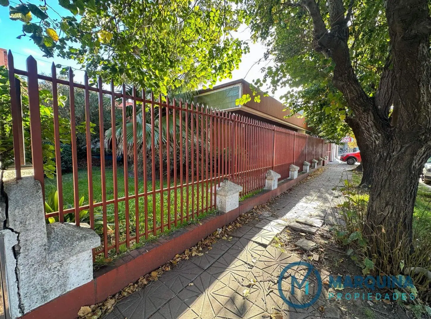 Casa en Venta con Amplio Lote Luis Guillon 3