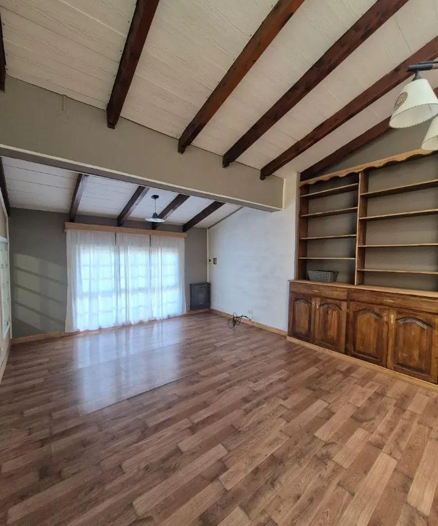 Venta de casa 6 ambientes, quincho, patio. Esquel 2
