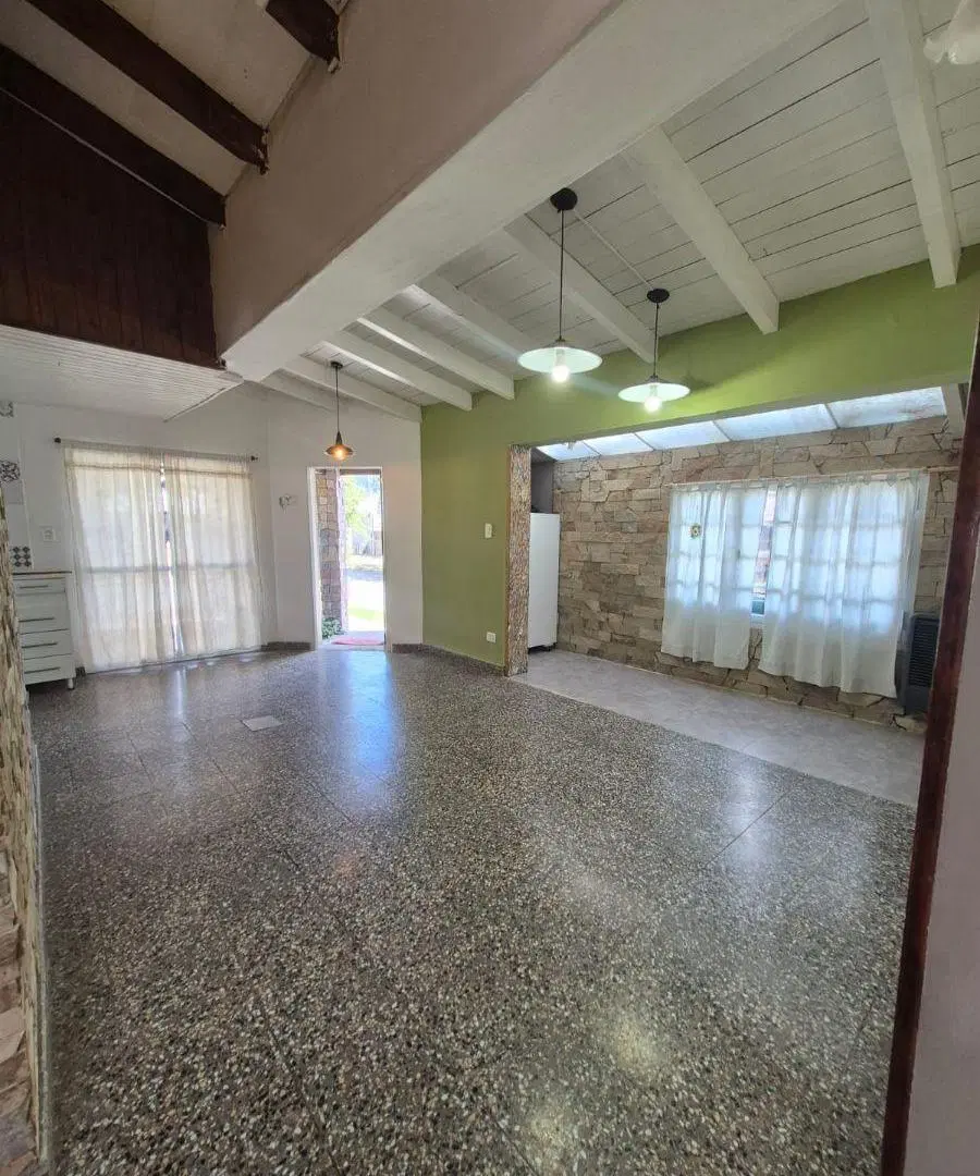 Venta de casa 6 ambientes, quincho, patio. Esquel 8