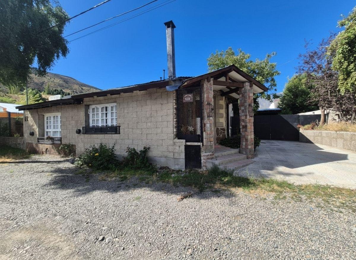 Venta de casa 6 ambientes, quincho, patio. Esquel