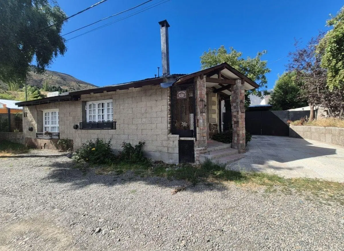 Venta de casa 6 ambientes, quincho, patio. Esquel 3