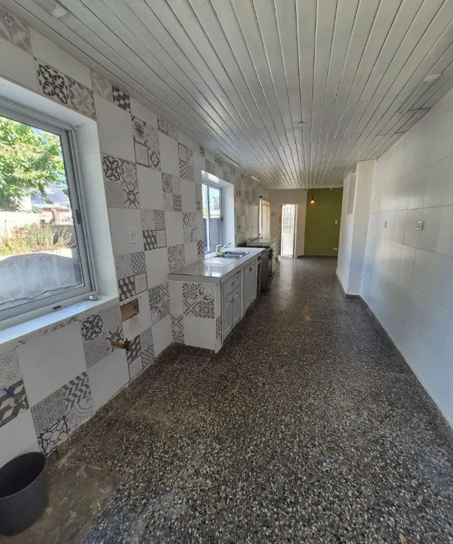 Venta de casa 6 ambientes, quincho, patio. Esquel 4