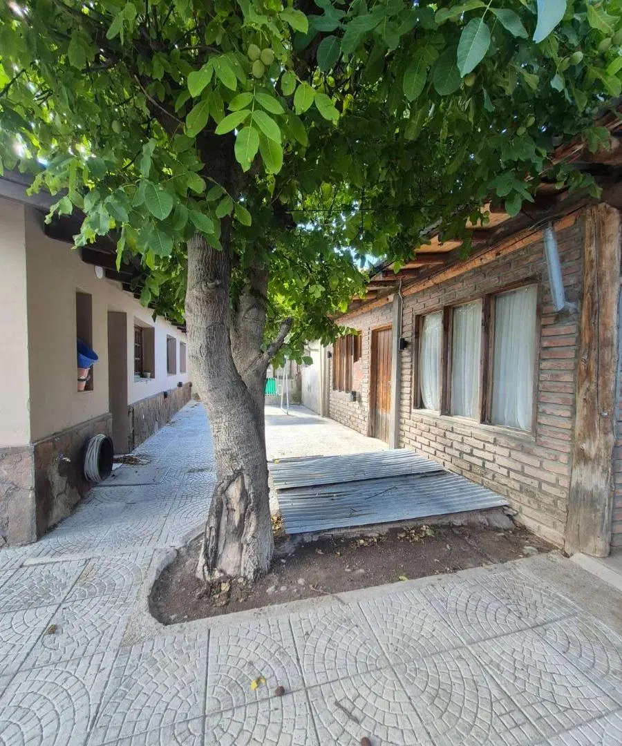 Venta de casa 6 ambientes, quincho, patio. Esquel 5