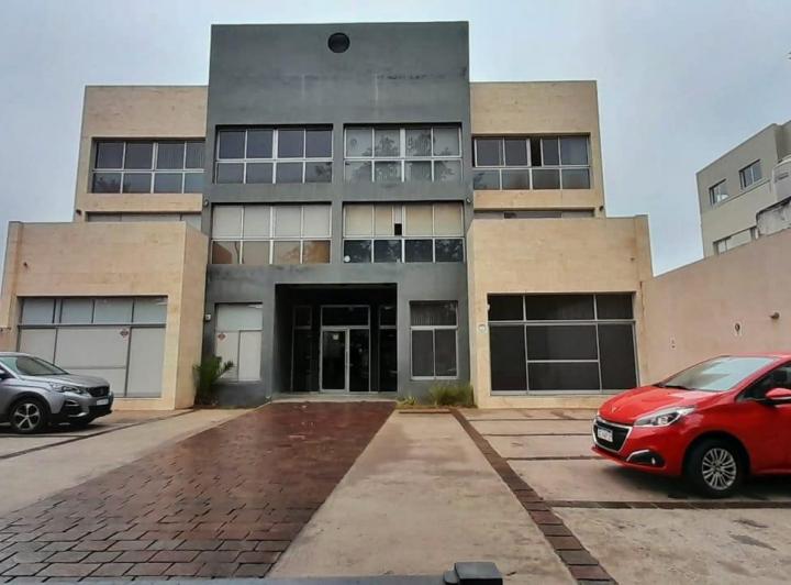 B CERRO DE LAS ROSAS OFICINA CON COCHERA  A MEDIA CUADRA DE AV. RAFAEL NUÑEZ 3