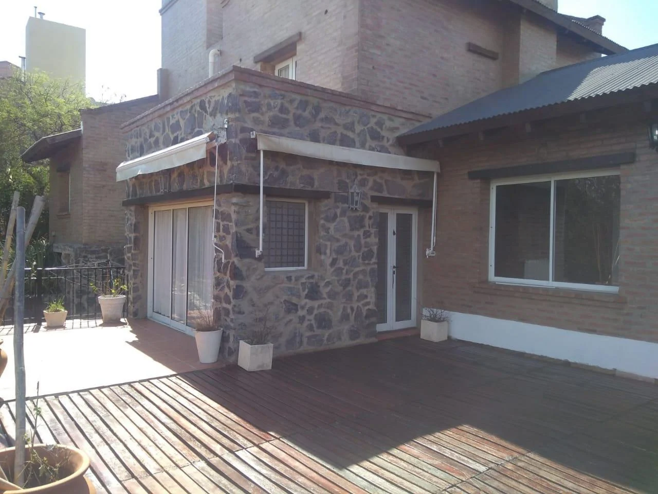 CASA EN ALQUILER - COUNTRY 4 HOJAS - 3 DORMITORIOS ,PPAL EN SUITE, COCHERA 4 AUTOS , PILETA