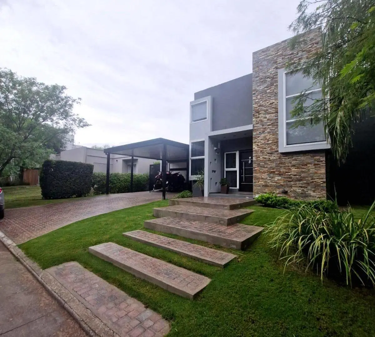 EXCELENTE CASA 3 DORM EN VALLE ESCONDIDO  BARRIO EL BALCÓN CON PISCINA 2