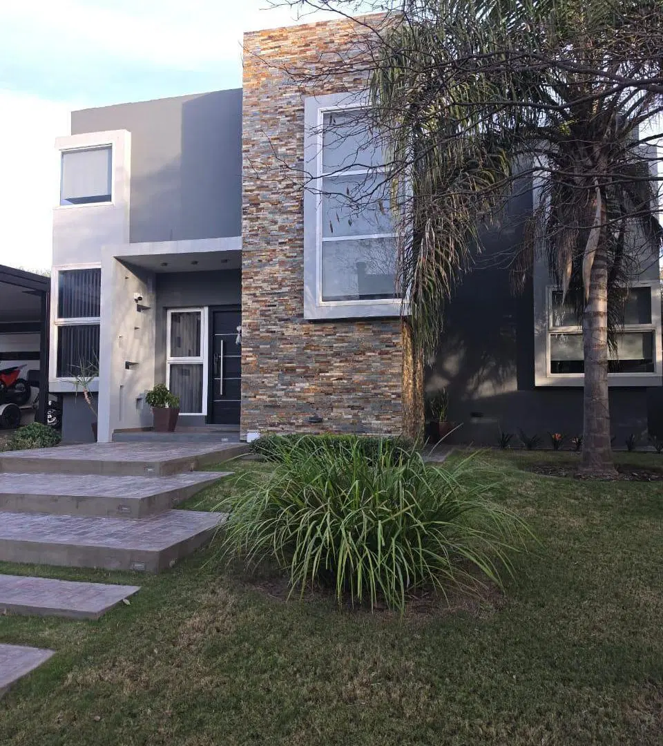 EXCELENTE CASA 3 DORM EN VALLE ESCONDIDO BARRIO EL BALCÓN CON PISCINA 1