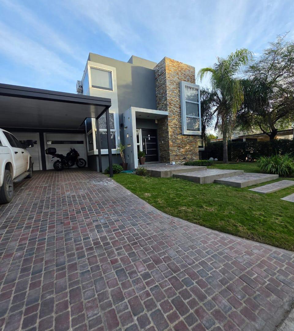 EXCELENTE CASA 3 DORM EN VALLE ESCONDIDO BARRIO EL BALCÓN CON PISCINA