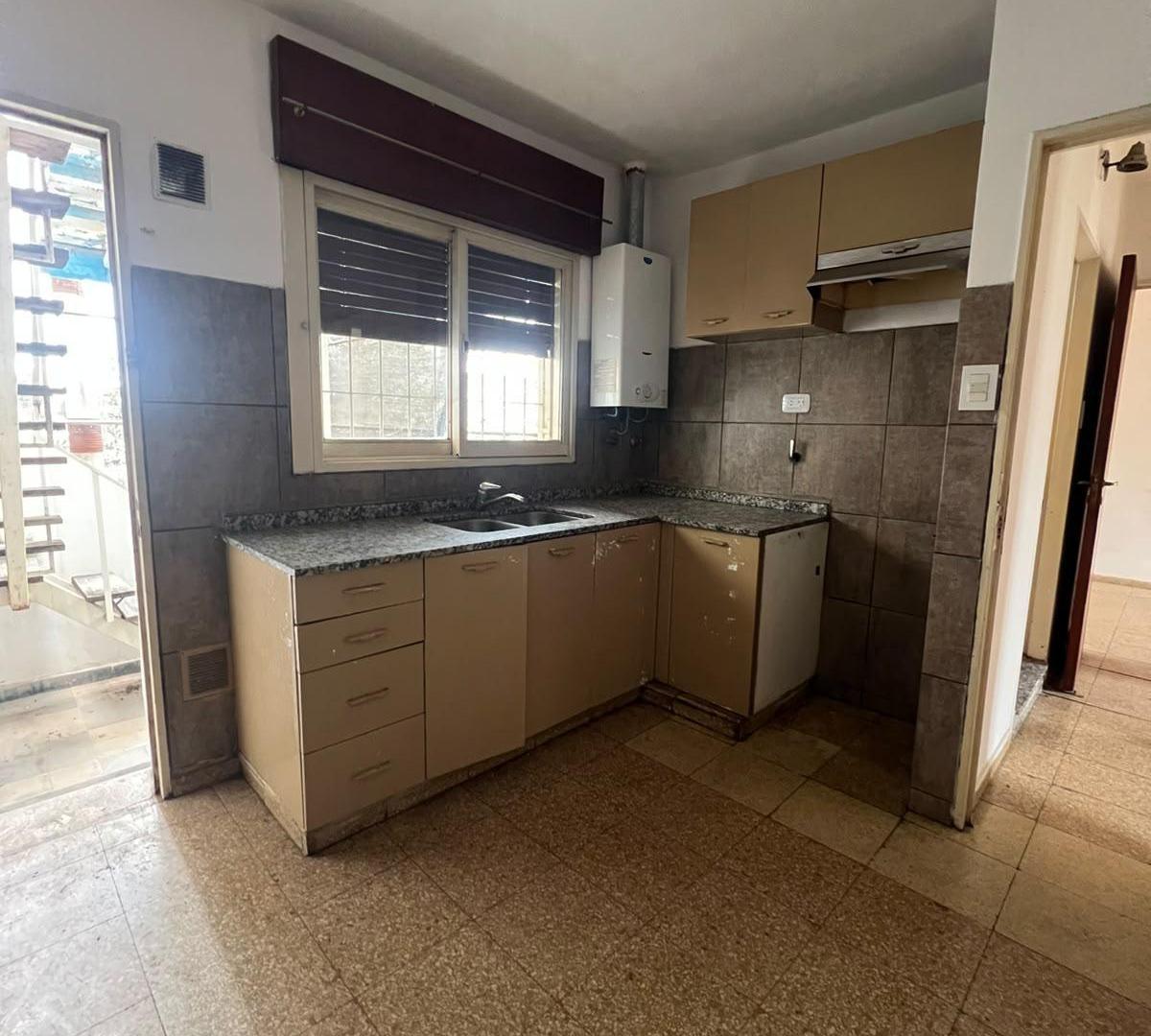 Foto de VENTA DEPARTAMENTO 1 DORMITORIO PLANTA ALTA BARRIO ZUMARAN, imagen 2