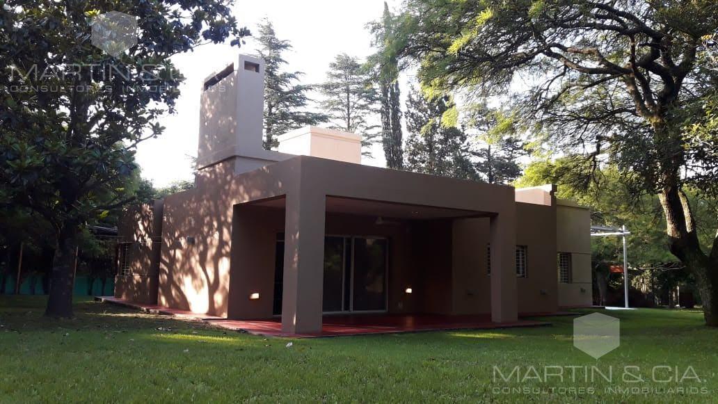 Foto de Casa de categoría en El Descanso. 3 dormitorios, pileta. A una cuadra, imagen 1