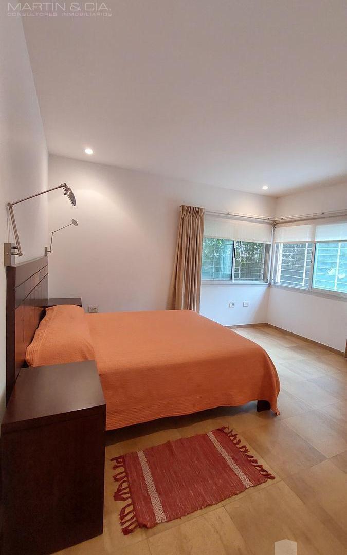 Foto de Casa de categoría en El Descanso. 3 dormitorios, pileta. A una cuadra, imagen 5