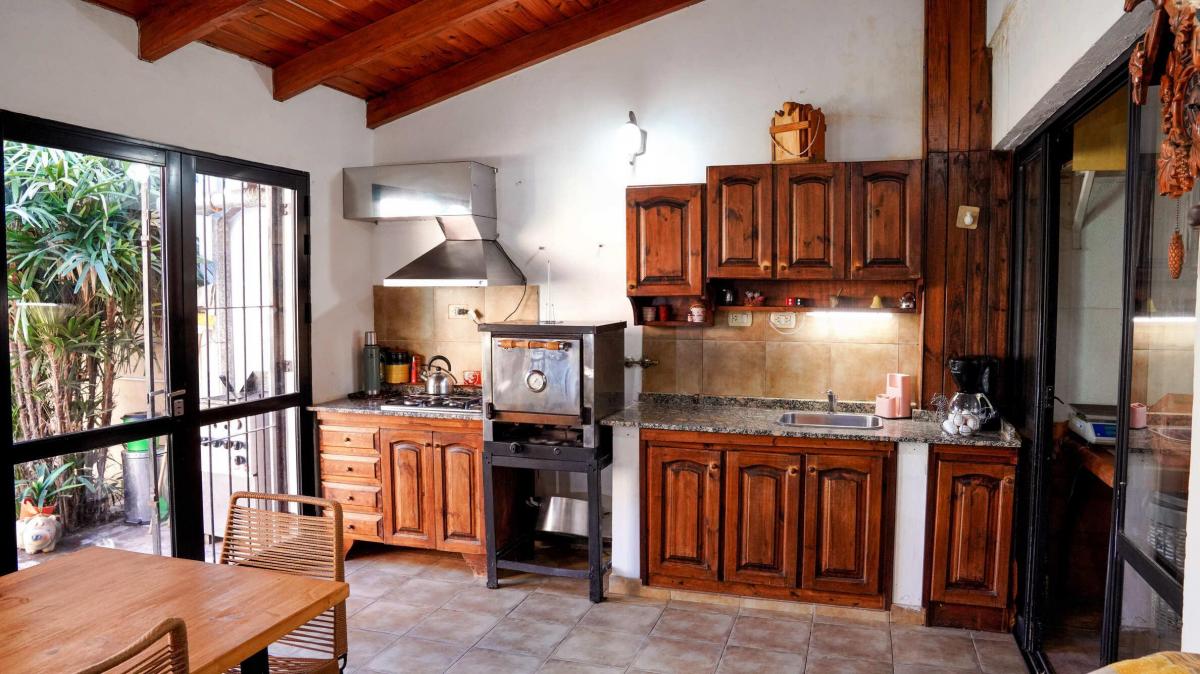 Casa en Venta de 3 Dorm. C/ Cochera en San Lorenzo 4